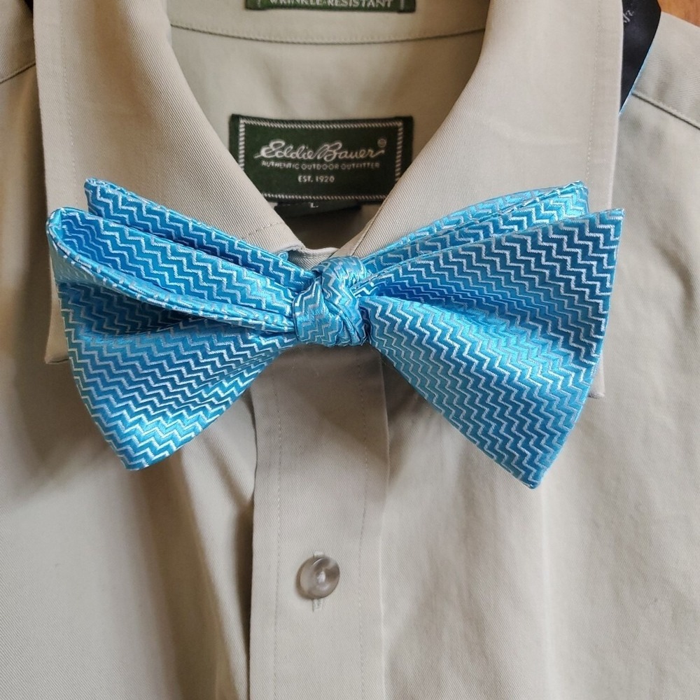 Barry Wang OS Bow Tie Mens Turquoise Blue Chevron Zigzag‎ Silk Blend Pre-Tied